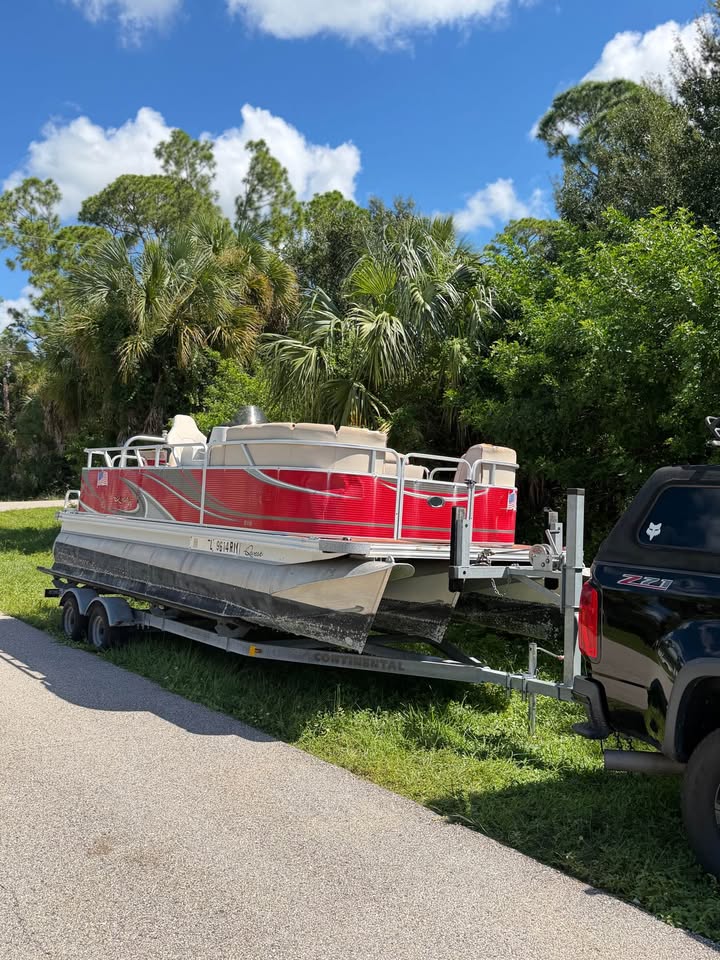 2015 Quest 818 LS tritoon